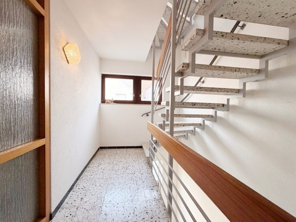 Aufgang zur baugleichen Wohnung im 2.OG und in die DG Wohnung