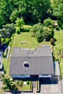 Hausdach und Grundstück