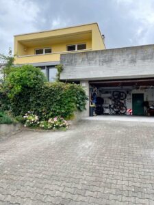 Garage und Stellplatz