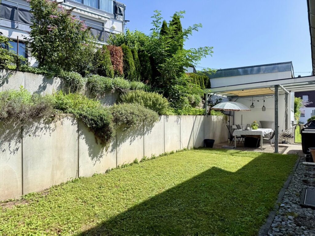 Garten und Terrasse hinter dem Haus