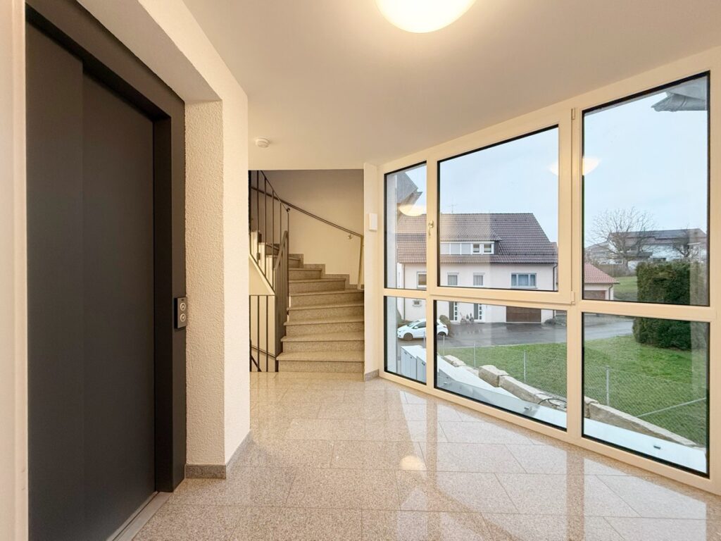 Treppenhaus mit Aufzug