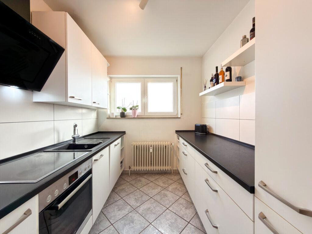 Moderne Einbauküche mit zwei Kochbereichen