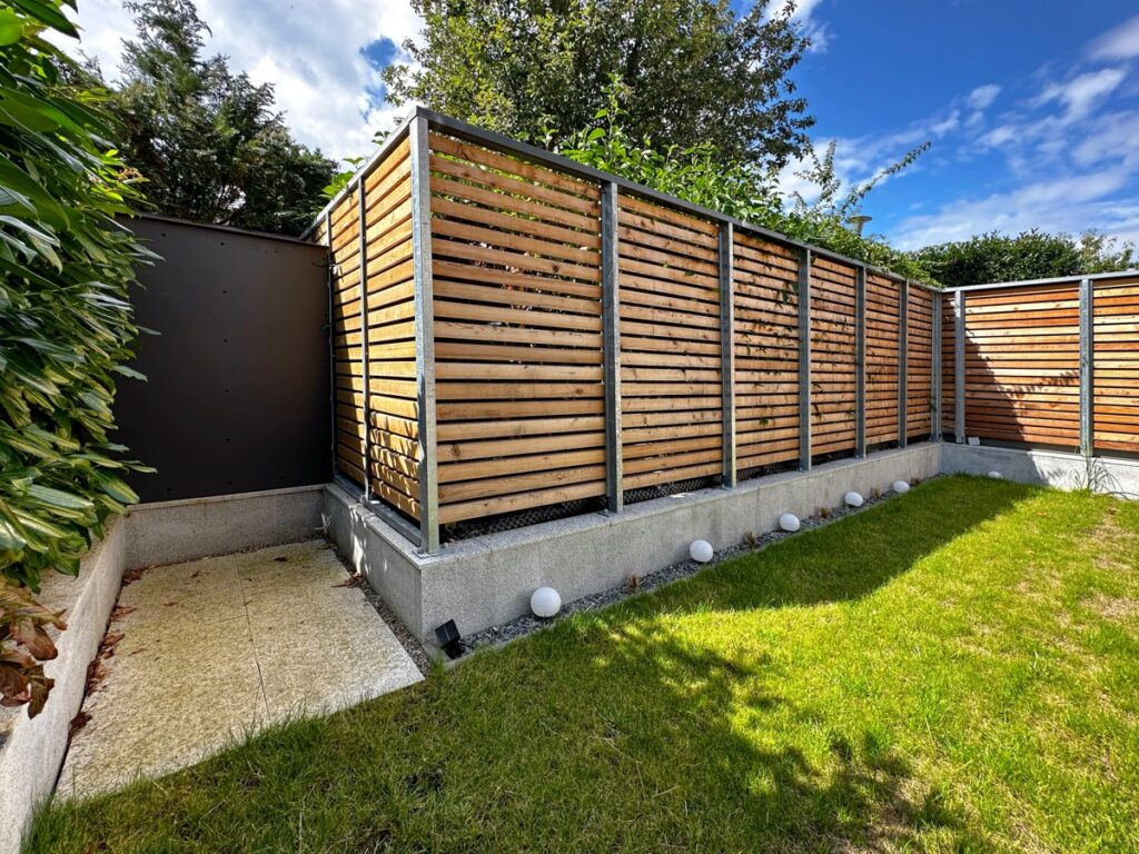 Garten mit Outdoorschrank