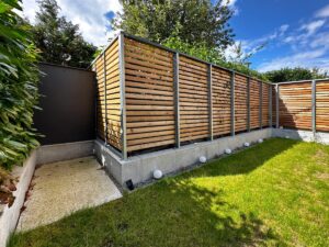 Garten mit Outdoorschrank