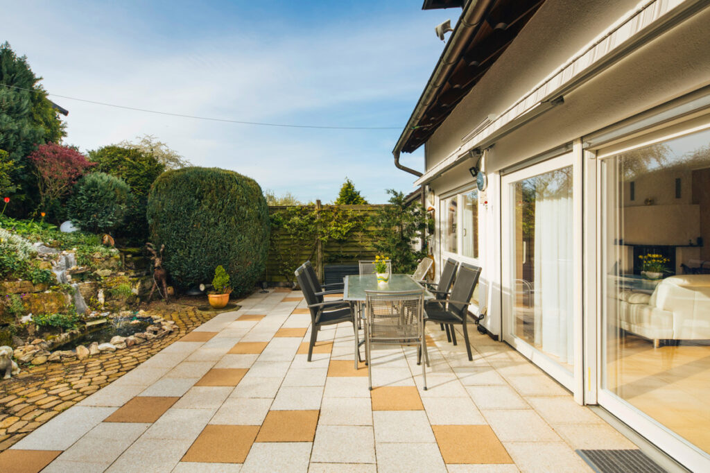 EG Terrasse mit Garten