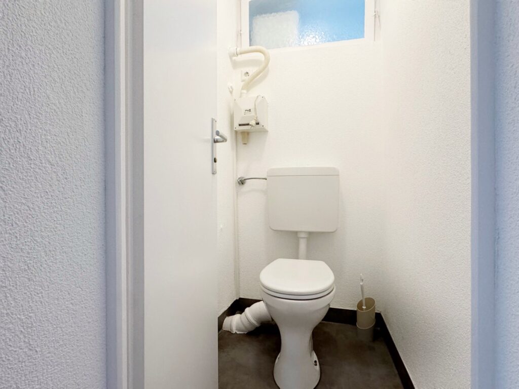 separates WC