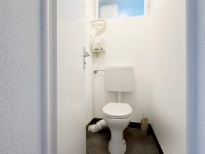 separates WC