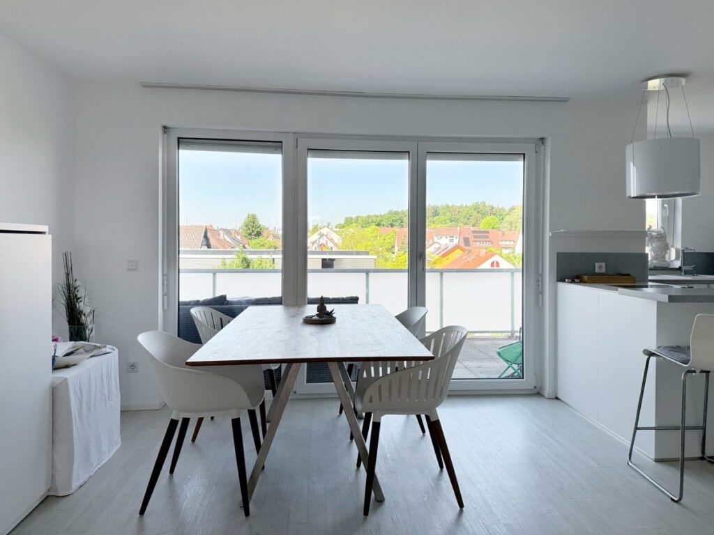 Essbereich mit Zugang auf den Balkon