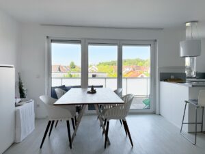 Essbereich mit Zugang auf den Balkon