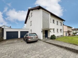Hausansicht mit Garagen und Stellplätzen