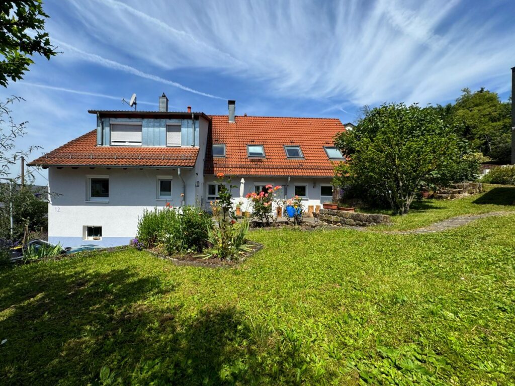 Hausansicht mit Garten