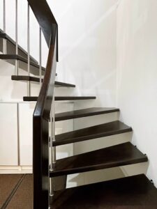 Holztreppe ins UG