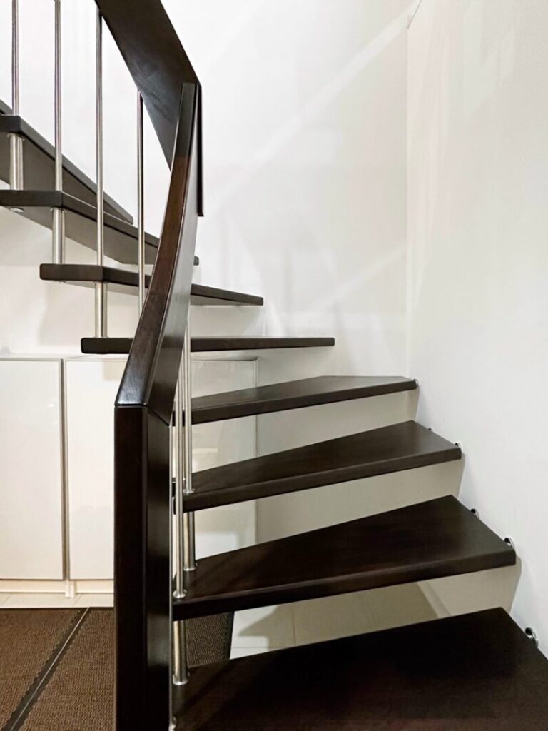 Holztreppe ins UG