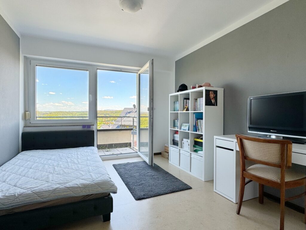 EG-Kinder-oder Arbeitszimmer mit Balkon