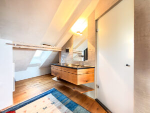Offenes Badezimmer & Kleiderschrank mit Waschmaschine