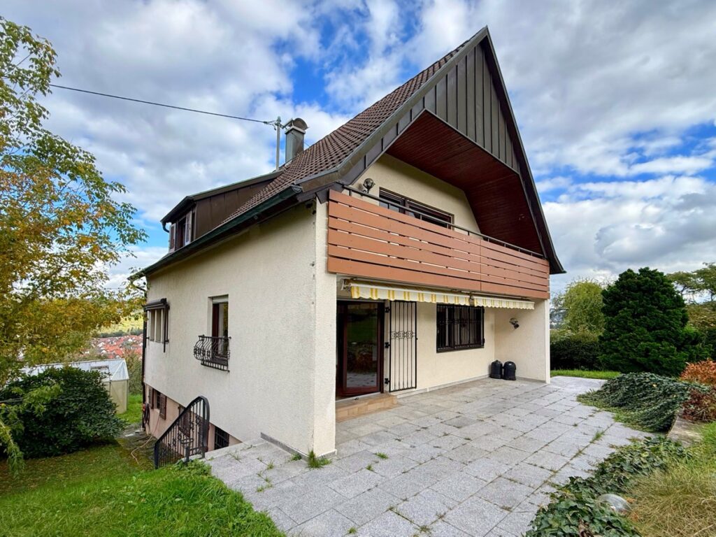 Hausansicht mit Terrasse
