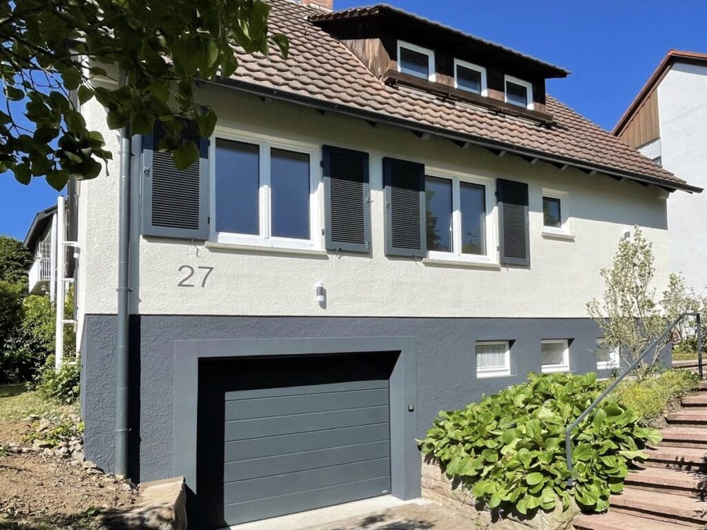 Hausansicht mit Garage