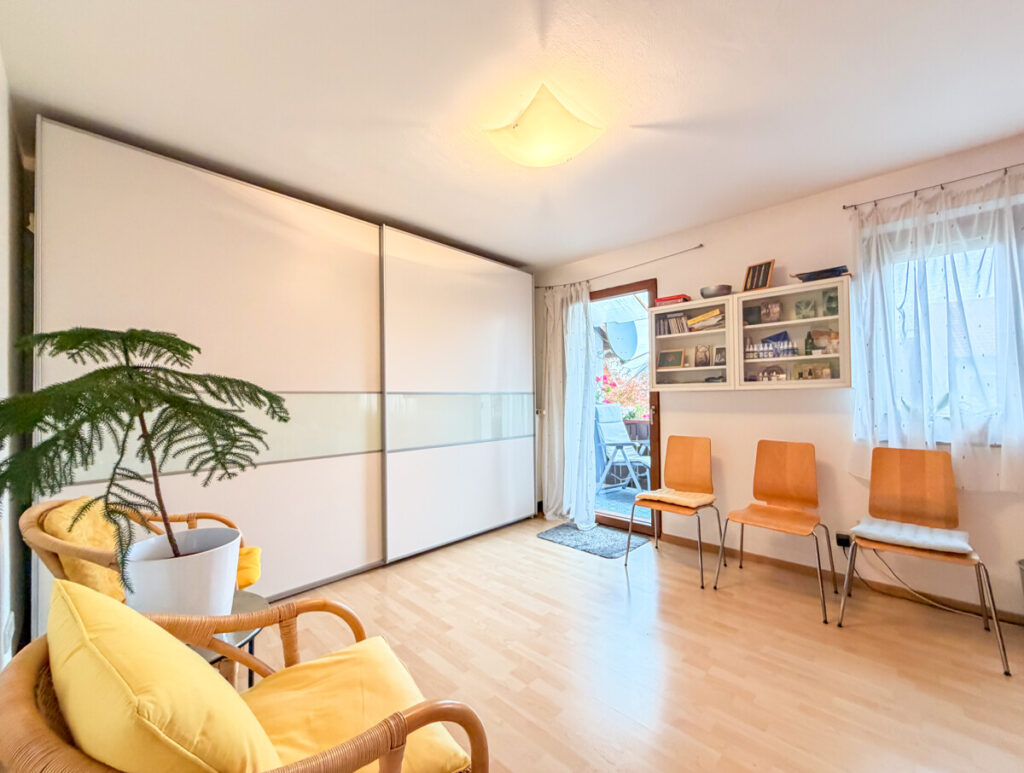 Großzügiges Schlafzimmer mit Balkon
