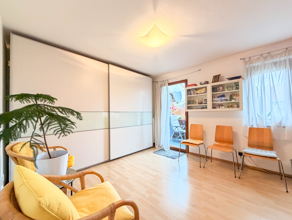 Großzügiges Schlafzimmer mit Balkon