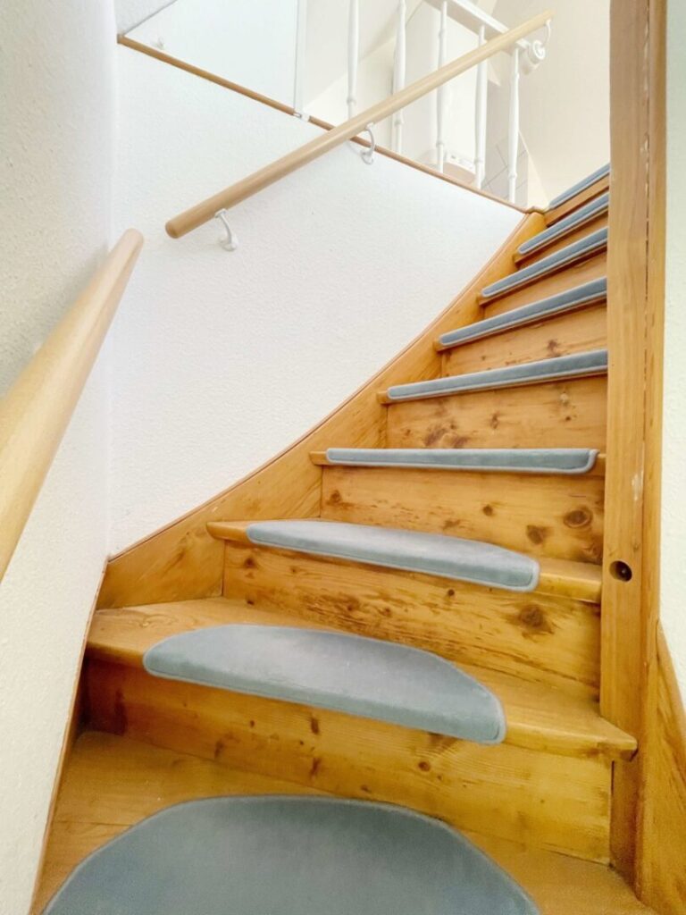 Treppe zur Bühne