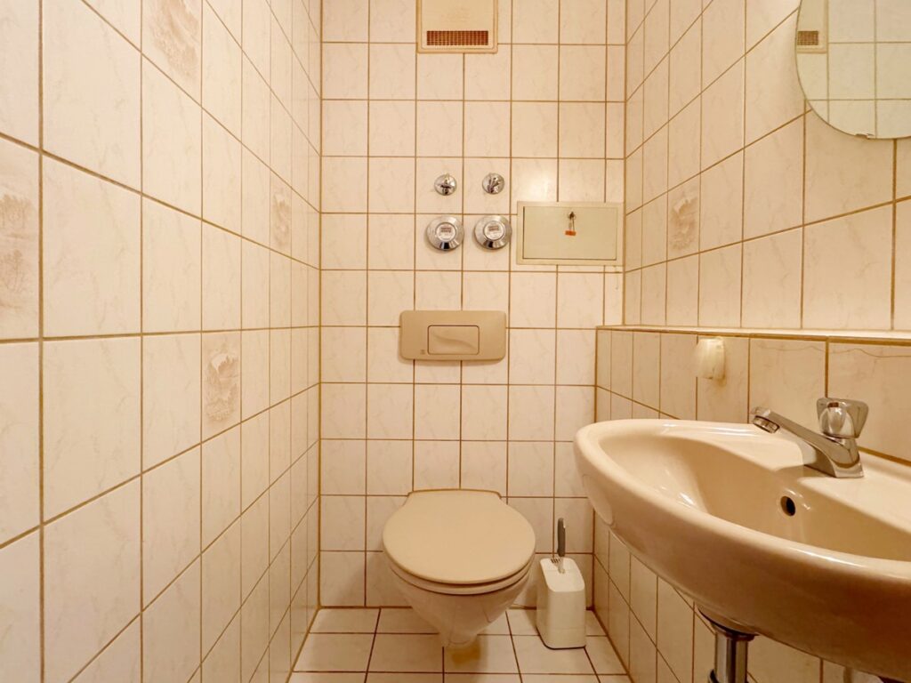separates WC