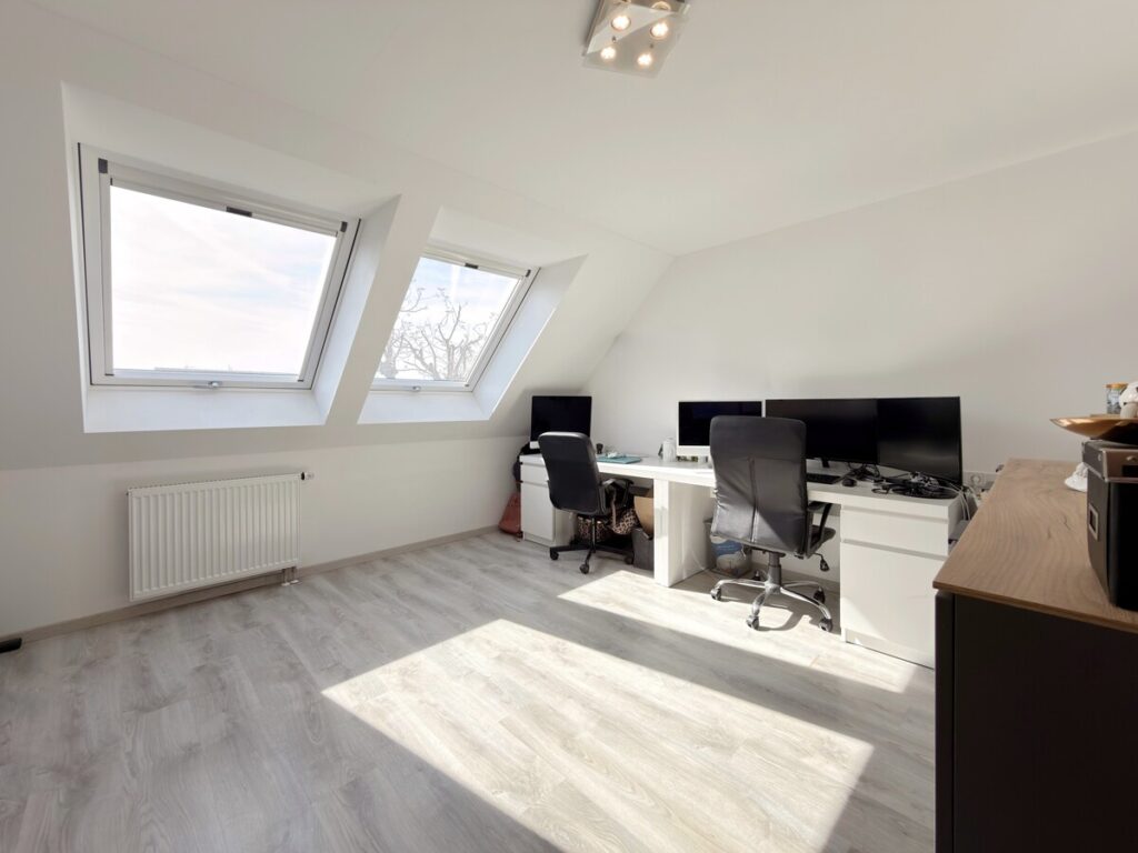 Arbeits- oder Schlafzimmer mit integrierter Ankleide im 1. DG