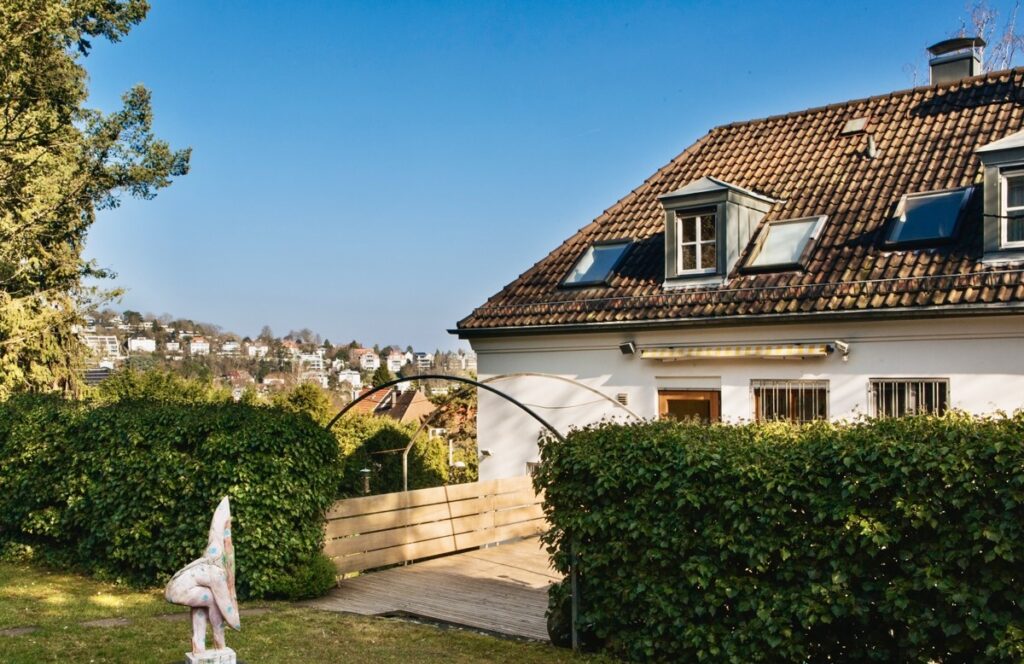 Hausansicht mit Garten (2)