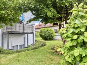 Balkon mit Blick in den Garten