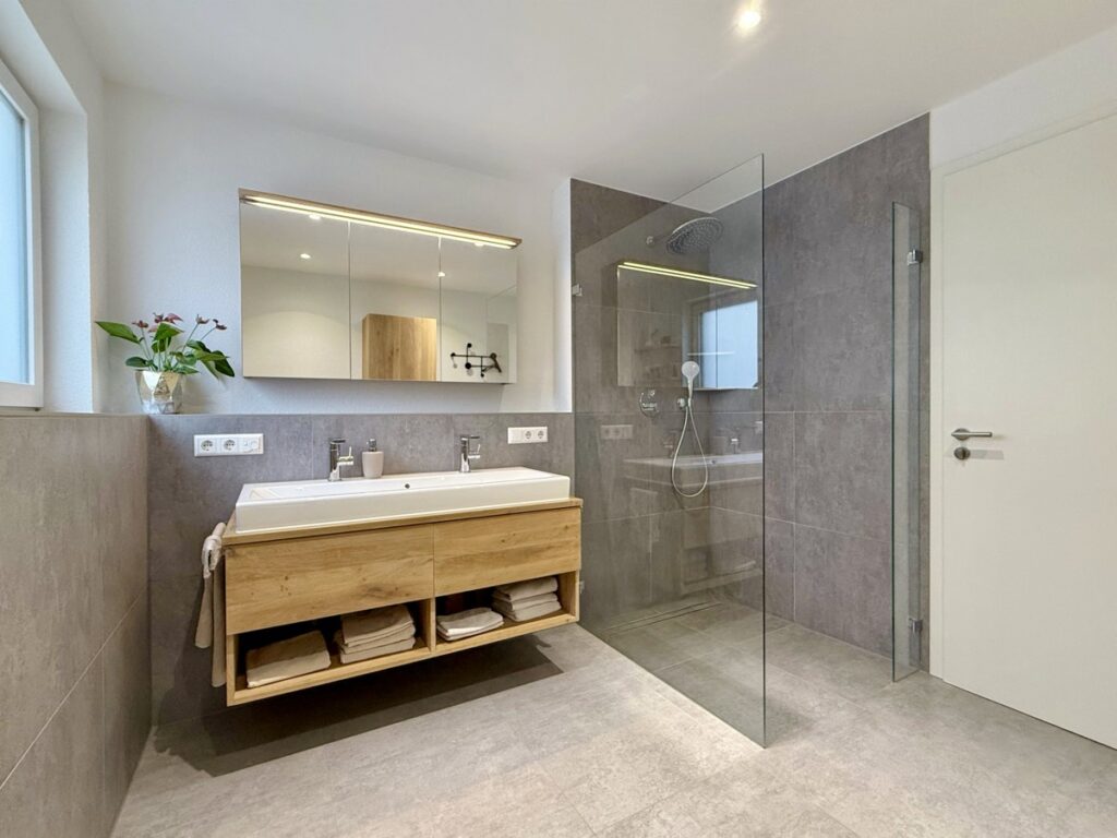 Badezimmer im 1. DG