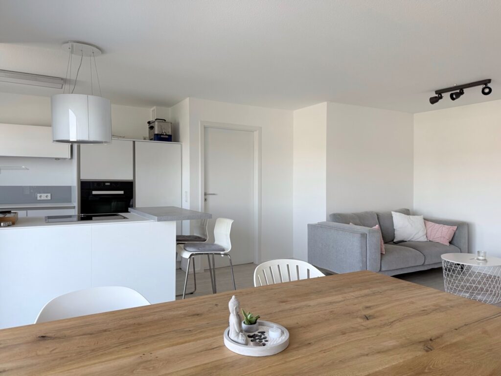 Essbereich und Küche sowie Zugang ins Schlafzimmer