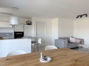 Essbereich und Küche sowie Zugang ins Schlafzimmer