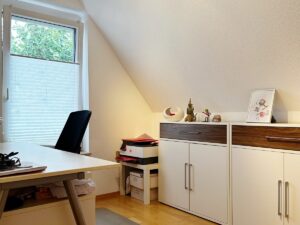 Arbeits- oder Kinderzimmer