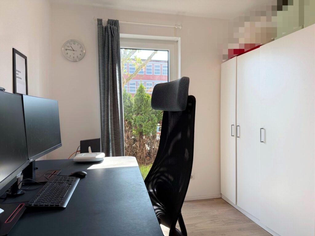 Kinder- oder Arbeitszimmer mit Gartenzugang