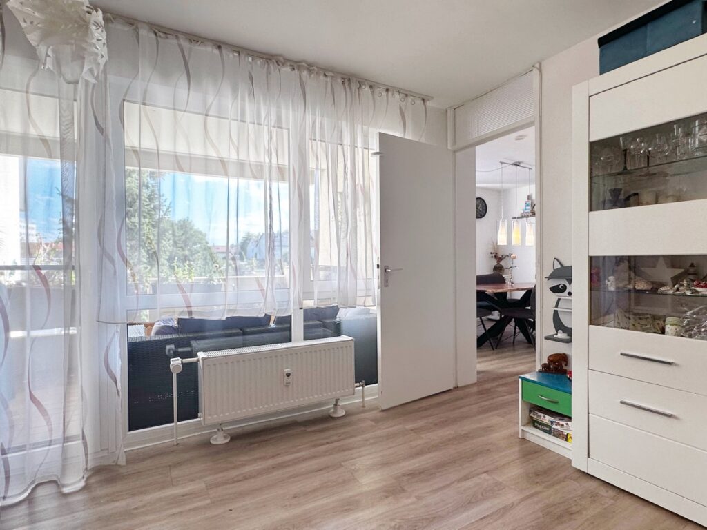 Wohnzimmer mit Zugang ins Esszimmer