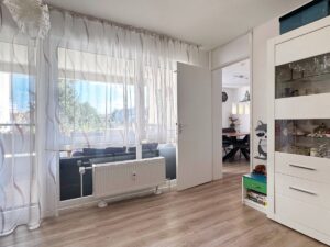 Wohnzimmer mit Zugang ins Esszimmer