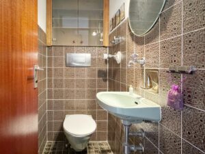separates WC