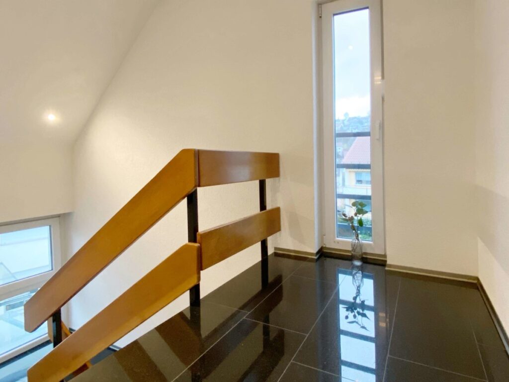 Treppenhaus mit Grantifliesen