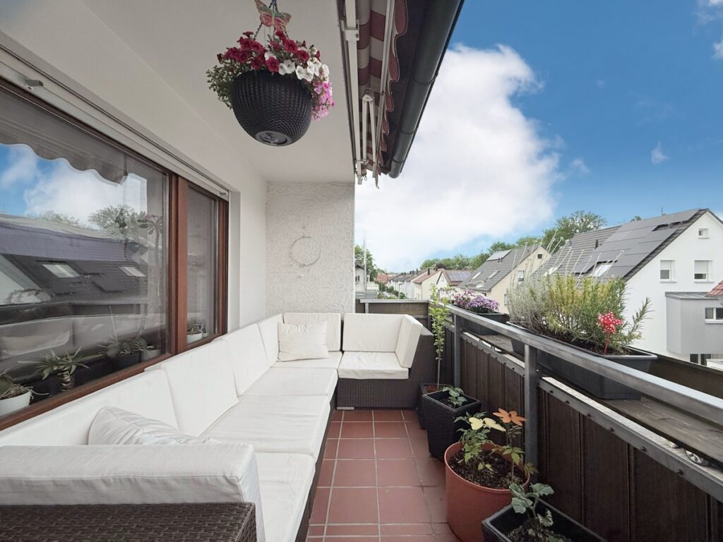 Balkon mit Markise im Obergeschoss