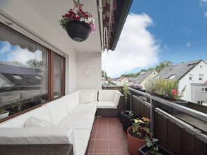Balkon mit Markise im Obergeschoss