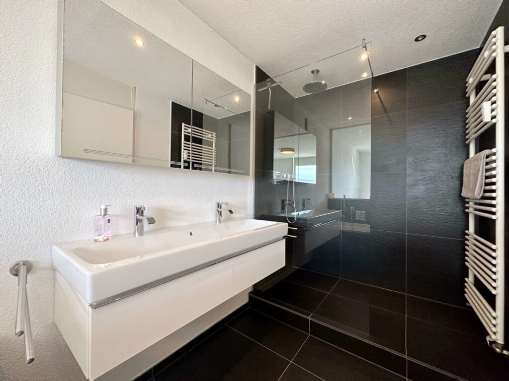 Badezimmer mit begehbarer D...