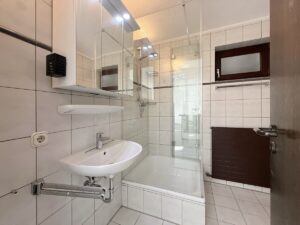 Innenliegendes Badezimmer, hell gefliest