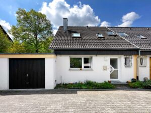 Hausansicht und Garage