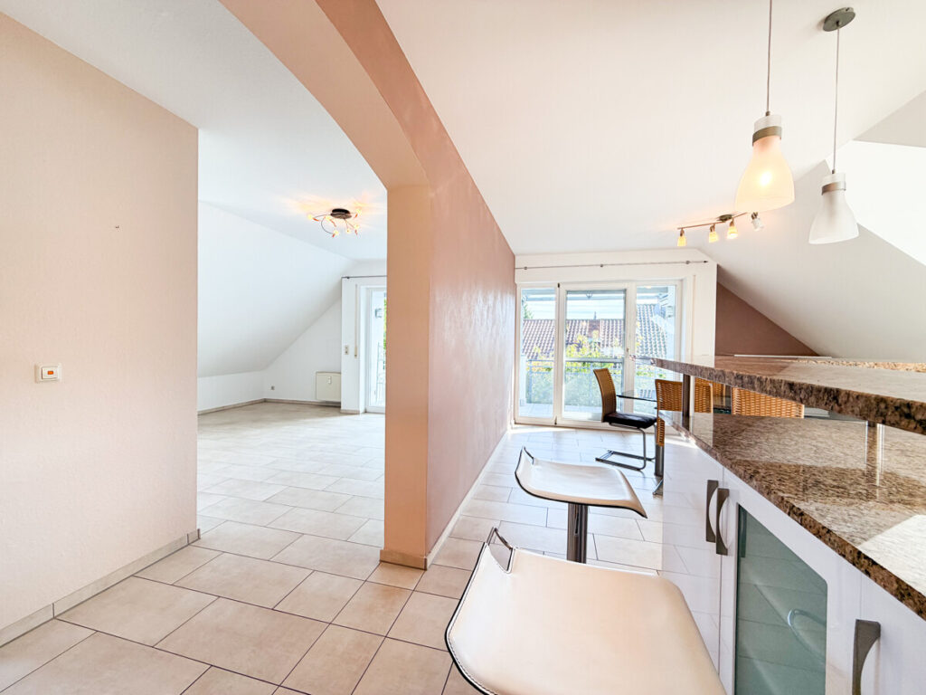 Bar mit Blick in den Wohn- und Essbereich