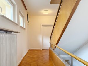 Flurbereich mit Treppenaufgang im ersten Obergeschoss