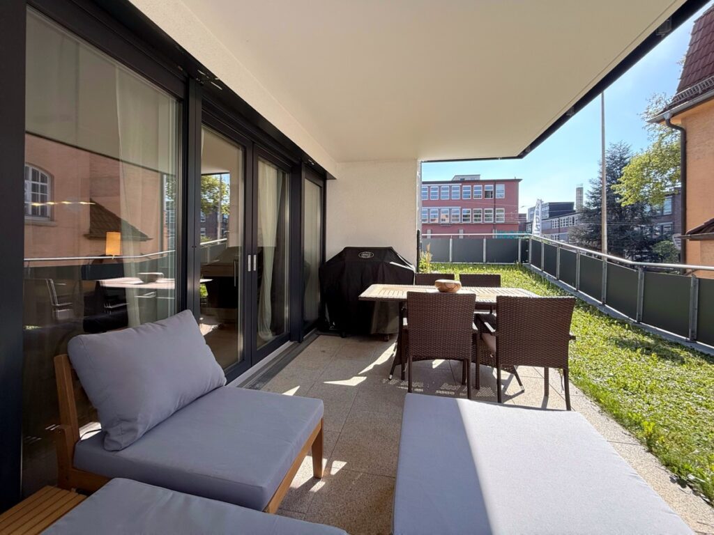 Überdachte Terrasse mit Garten