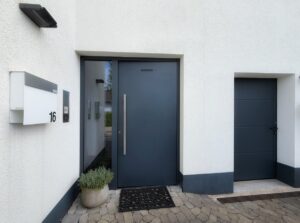 Hauseingangstüre und Türe in die Garage