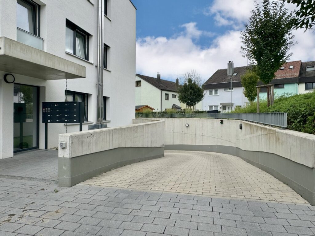 Hauseingang mit Tiefgarageneinfahrt