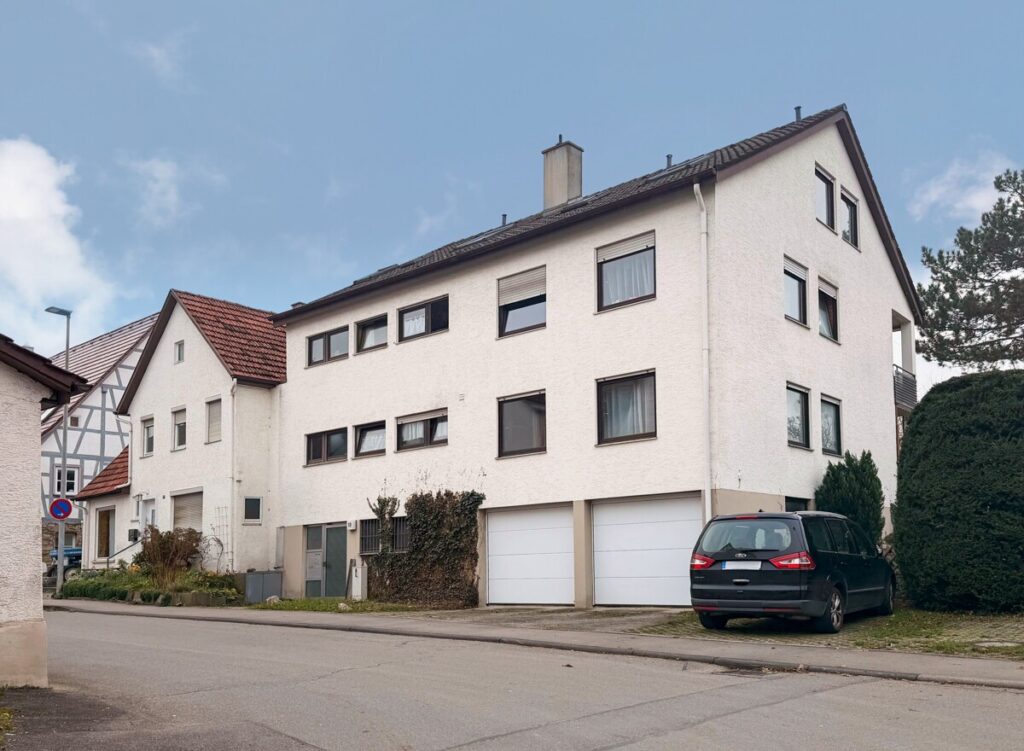 Hausansicht mit Garagen und Stellplätzen