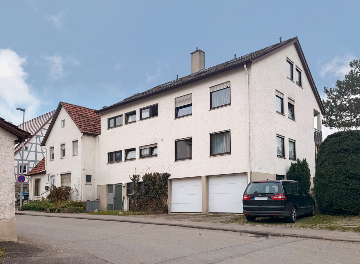Hausansicht mit Garagen und Stellplätzen