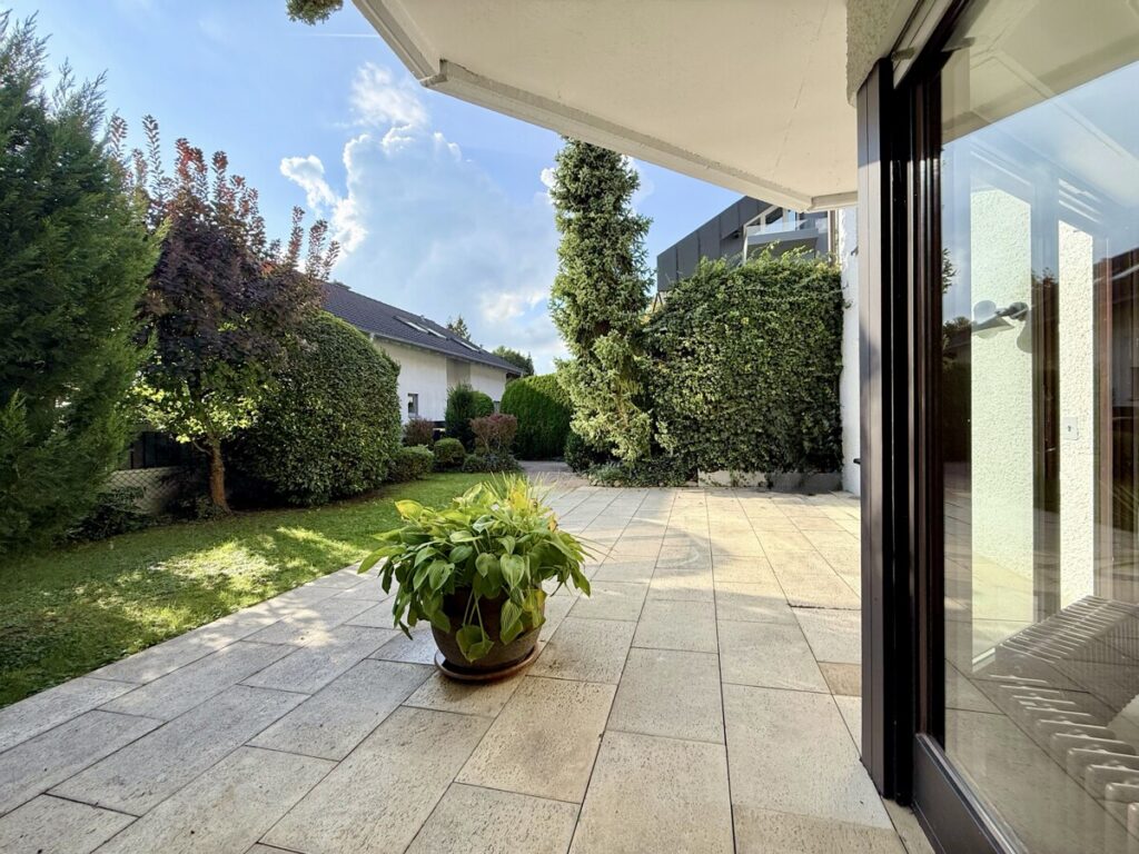 Terrasse und Fensterfront Wohnbereich (2)